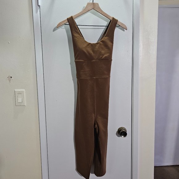 🏷️NWT ALO Yoga Airbrush Physique Capri Onesie In Cinnamon Brown - Various Sizes - Picture 5 of 15